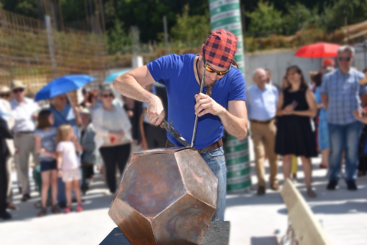 Roman Schlenker, Handwerker der Dodekaeder Manufaktur, bei der Fertigung eines Pentagon-Dodekaeders